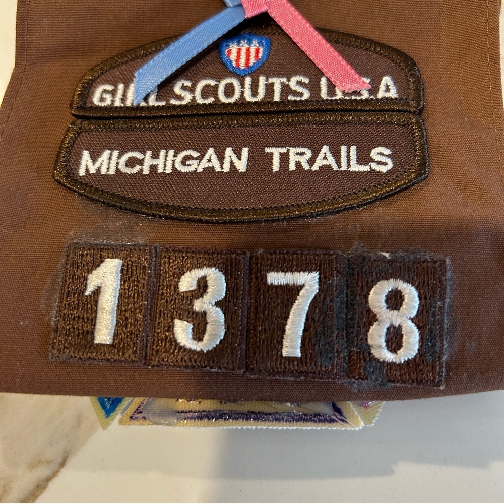 Girls Scout brown sash. Size regular - Picture 8 of 8